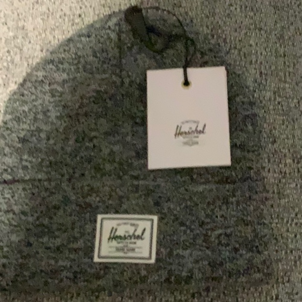 Herschel salt and pepper hat, brand new with tags… 🇨🇦 where it’s chilly a lot.
